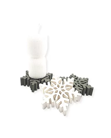  Hinsteller & Untersetzer auf rotem Teller und mit Kerze