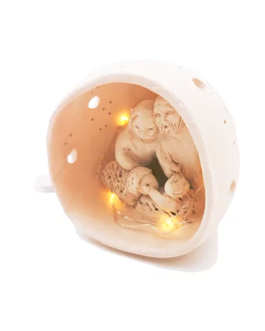 Kleine Kugel-Krippe aus Ton - Weihnachtskrippe Maria, Josef & Kind mit Lämmchen Szene 3 für Weihnachten seitlich