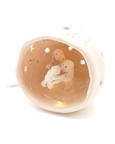 Kleine Kugel-Krippe aus Ton - Weihnachtskrippe Maria, Josef & Kind Szene 4 für Weihnachten seitlich, beleuchtet