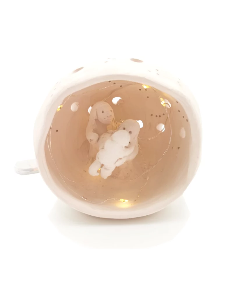 Kleine Kugel-Krippe aus Ton - Weihnachtskrippe Maria, Josef & Kind Szene 4 für Weihnachten beleuchtet