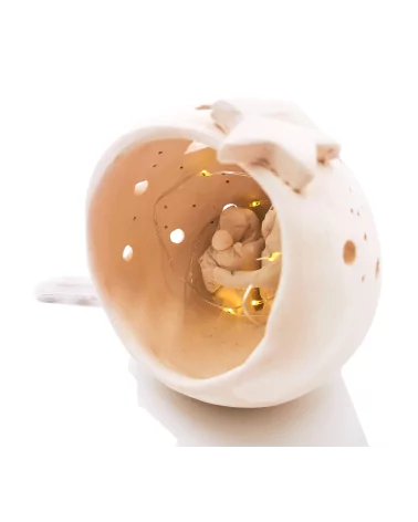 Kleine Kugel-Krippe aus Ton - Weihnachtskrippe Maria, Josef & Kind Szene 2 für Weihnachten beleuchtet, seitlich