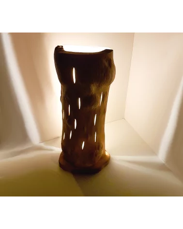 Stehlampe aus Alpthaler Holz mit Rückwand und LED-Leuchte - eingeschaltet im dunkeln