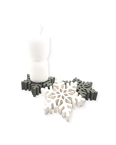 3D-Schneeflocke weiss 2 cm dick als Dekor, Hinsteller & Untersetzer schwarz - mit Kerze dargestellt