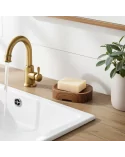 Ovale Seifenschale aus reclaimed Teak-Wurzelholz Fair-Trade - mit Seife bei Lavabo mit braunem Untergrund