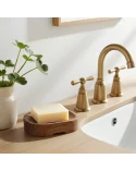 Ovale Seifenschale aus reclaimed Teak-Wurzelholz Fair-Trade - mit Seife neben Lavabo mit schwarzem Untergrund