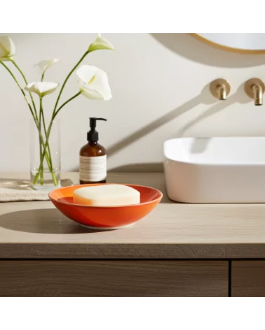 Seifenschale Ton rund orange vor Lavabo