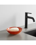 Seifenschale Ton rund orange neben Lavabo