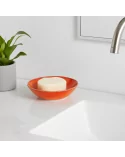 Seifenschale Ton rund orange neben weissem Lavabo