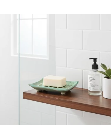 Seifenschale Ton rechteckig mint-grün auf Ablage neben Dusche