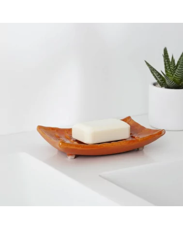 Seifenschale Ton rechteckig orange hinter Lavabo mit Pflanze