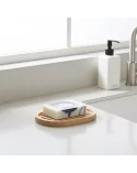 Ovale Seifenschale aus Douglas-Holz mit Seife, handmade im Werkstatt Schweiz, neben Lavabo in Küche