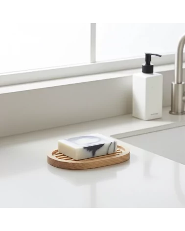 Ovale Seifenschale aus Douglas-Holz mit Seife, handmade im Werkstatt Schweiz, neben Lavabo in Küche