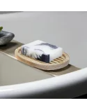 Ovale Seifenschale aus Douglas-Holz mit Seife, handmade im Werkstatt Schweiz, auf Ablage in Badewanne