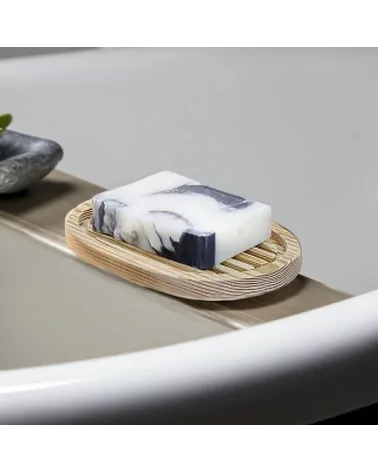 Ovale Seifenschale aus Douglas-Holz mit Seife, handmade im Werkstatt Schweiz, auf Ablage in Badewanne