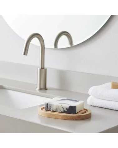 Ovale Seifenschale aus Douglas-Holz mit Seife, handmade im Werkstatt Schweiz, vor Lavabo im Küche