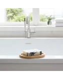 Ovale Seifenschale aus Douglas-Holz mit Seife, handmade im Werkstatt Schweiz, auf Badewannen-Rand