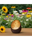 Teelicht & Goldlicht - Teelichschale Spot bronze-goldmosaik 9.5 cm - ein Teelicht im Sommer vor Blumen auf Balkon