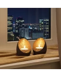 Teelicht & Goldlicht - Teelichschale Spot bronze-goldmosaik 9.5 cm - zwei Teelichter vor Fenster in Nacht