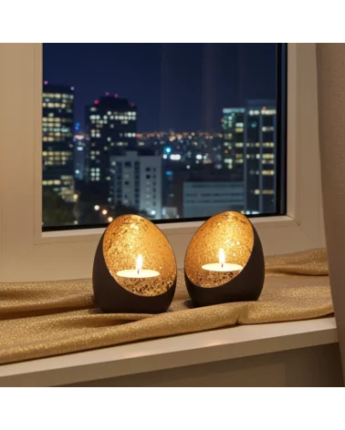 Teelicht & Goldlicht - Teelichschale Spot bronze-goldmosaik 9.5 cm - zwei Teelichter vor Fenster in Nacht