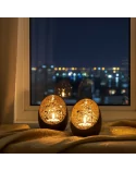 Teelicht & Goldlicht - Teelichschale Spot bronze-goldmosaik 9.5 cm - zwei Teelichter vor Fenster in der Nacht