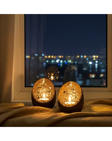 Teelicht & Goldlicht - Teelichschale Spot bronze-goldmosaik 9.5 cm - zwei Teelichter vor Fenster in der Nacht