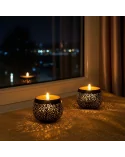 Teelicht & Goldlicht - Teelichtschale Ball gelocht anthrazit-gold 12 cm - Teelicht auf Sims in Nacht mit Blick auf Stadt