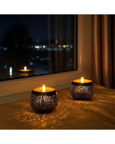 Teelicht & Goldlicht - Teelichtschale Ball gelocht anthrazit-gold 12 cm - Teelicht auf Sims in Nacht mit Blick auf Stadt