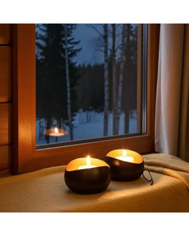 Teelicht & Goldlicht - Teelichtschale Swing bronze-gold 14 cm - auf Fenstersims im Winter in Nacht