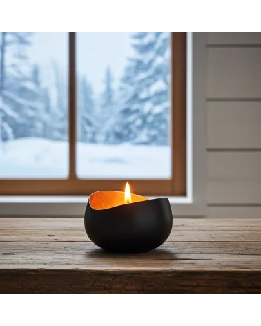 Teelicht & Goldlicht - Teelichtschale Swing bronze-gold 14 cm - vor Fenster im Winter auf Tisch