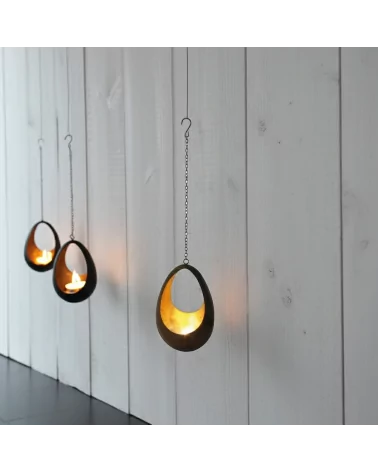 Teelicht-Hänger & Goldlicht - Teelichtschale Drop bronze-gold 18 cm - Vor einer Wand hängen mehrere Teelichter am Abend