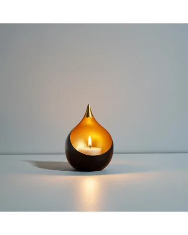 Teelicht & Goldlicht - Teelichschale Bola bronze-gold 15 cm - im leicht dunkeln Raum vor weisser Wand