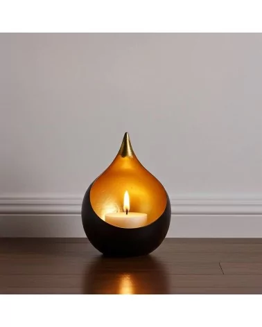 Teelicht & Goldlicht - Teelichschale Bola bronze-gold 15 cm - auf Boden vor weisser Wand mit Leiste im halbdunkeln