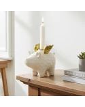 Kerzenständer kleines Schweinchen gold-crème aus Holz - für Stabkerzen - auf Tisch mit Kerze