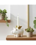 1er-Kerzenständer kleines Schweinchen weiss-gold aus Holz - für Stabkerzen - auf Tisch neben Pflanze
