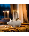4er-Kerzenständer Schwein weiss-gold aus Holz - für Stabkerzen - auf Sims vor nächtlichem Fenster