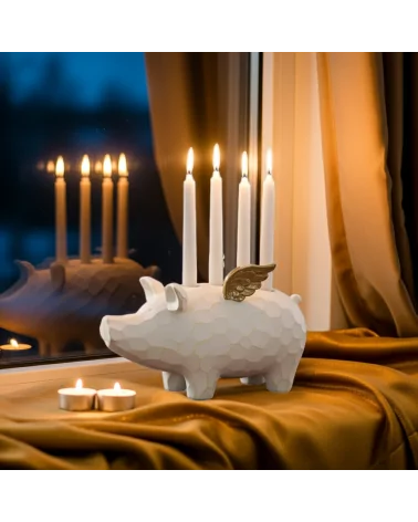 4er-Kerzenständer Schwein weiss-gold aus Holz - für Stabkerzen - auf Sims vor nächtlichem Fenster