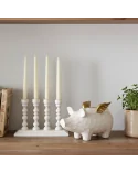 4er-Kerzenständer Schwein weiss-gold aus Holz - für Stabkerzen - auf Regal neben Kerstenständer