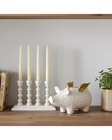 4er-Kerzenständer Schwein weiss-gold aus Holz - für Stabkerzen - auf Regal neben Kerstenständer
