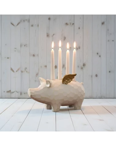 4er-Kerzenständer Schwein weiss-gold aus Holz - für Stabkerzen - auf Boden vor weisser Holzwand