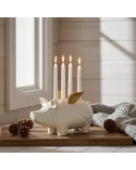 4er-Kerzenständer Schwein weiss-gold aus Holz - für Stabkerzen - auf Sims mit Tannzapfen
