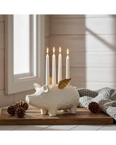 4er-Kerzenständer Schwein weiss-gold aus Holz - für Stabkerzen - auf Sims mit Tannzapfen