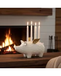 4er-Kerzenständer Schwein weiss-gold aus Holz - für Stabkerzen - auf Tisch vor Cheminée