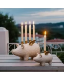 Set 1er-Kerzenständer und 4er-Kerzenständer Schwein weiss-gold aus Holz für Stabkerzen - auf Terrasse am Abend