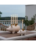 Set 1er-Kerzenständer und 4er-Kerzenständer Schwein weiss-gold aus Holz auf Tisch auf Terrasse mit Blick zum See