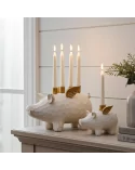 Set 1er-Kerzenständer und 4er-Kerzenständer Schwein weiss-gold aus Holz für Stabkerzen - auf Ablage neben Pflanzen