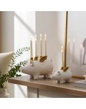 Set 1er-Kerzenständer und 4er-Kerzenständer Schwein weiss-gold aus Holz für Stabkerzen - auf Tisch neben Sessel