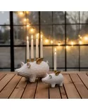 Set 1er-Kerzenständer und 4er-Kerzenständer Schwein weiss-gold aus Holz - auf Balkon mit Blick auf Fenster von aussen