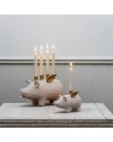 Set 1er-Kerzenständer und 4er-Kerzenständer Schwein weiss-gold aus Holz für Stabkerzen - auf Tisch vor Wand