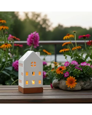 Lichthaus - Teelicht Haus - Dekoration Weihnachten - weiss-glänzend - 22,5 cm auf Terrasse im Sommer beleuchtet