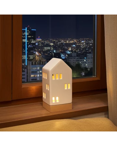 Lichthaus - Teelicht Haus - Dekoration Weihnachten - weiss-glänzend - 22,5 cm auf Fensterims im Dunkeln